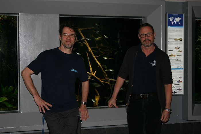 Marco Hasselmann mit Mitarbeiter vor dem "Mata Atlantica" Becken im Zoo Aquarium Berlin Zoo Aquarium Berlin Mata Atlantica